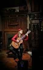 La joven guitarrista Sara Guerrero cautiva al p&uacute;blico de The Molly's Cross