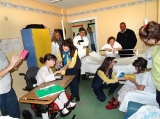 Los carteros recogen las cartas a los Reyes Magos de los niños del Complejo Universitario