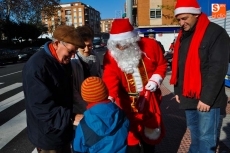 Papa Noel recorre las calles de Pizarrales para celebrar la Navidad