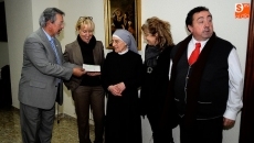 Las Hermanitas de los Pobres reciben un cheque de 5.000 euros de Huellas de Solidaridad