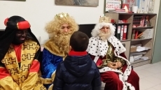 Foto 6 - Los Reyes Magos reparten juguetes en la sede del PSOE