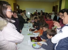 Foto 4 - Reñido concurso de galletas decorativas para ir finalizando los actos navideños