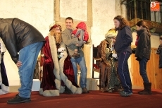 Foto 6 - Un belén protagonizado por niños recibe en Lumbrales a Melchor, Gaspar y Baltasar 