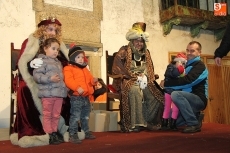 Foto 3 - Un belén protagonizado por niños recibe en Lumbrales a Melchor, Gaspar y Baltasar 