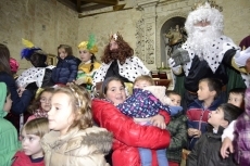 Foto 5 - Los Magos adoran al Niño en Boada antes de repartir los regalos