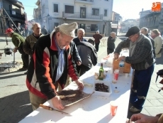 Foto 4 - Los mayores despiden la VII Matanza Tradicional con un gran cocido