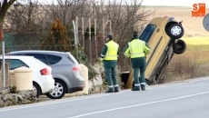 Foto 3 - Un vehículo queda clavado en la cuneta en un accidente a la salida de Alba de Tormes