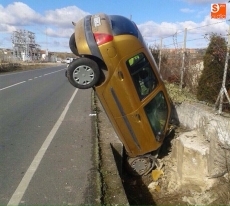 Foto 4 - Un vehículo queda clavado en la cuneta en un accidente a la salida de Alba de Tormes