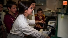Foto 5 - Alumnos del Maestro Ávila descubren los secretos de la bioquímica