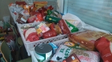 Foto 5 - El IES Senara entrega los alimentos recogidos en la campaña solidaria