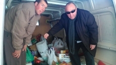 Foto 4 - El IES Senara entrega los alimentos recogidos en la campaña solidaria