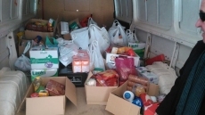 Foto 3 - El IES Senara entrega los alimentos recogidos en la campaña solidaria