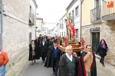 Foto 3 - Los cofrades de San Sebastián lucen de nuevo sus capas negras en Villavieja