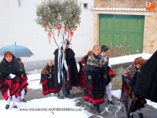 Foto 5 - Las mujeres honran sus tradiciones cantando 'El Ramo' a su patrón a pesar de la nieve