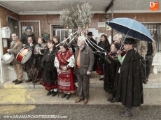 Foto 4 - Las mujeres honran sus tradiciones cantando 'El Ramo' a su patrón a pesar de la nieve