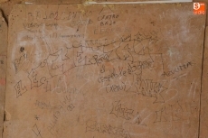 Foto 4 - Colocados los paneles de la Plazuela con su colección de firmas y dibujos