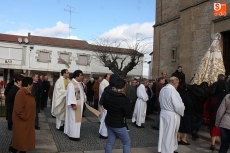 Foto 5 - Los vecinos acuden fieles a su cita con Nuestra Señora de la Paz