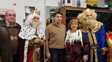 Los Reyes Magos reparten juguetes en la sede del PSOE