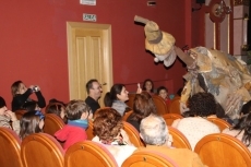 Un espantap&aacute;jaros fantasma divaga por el teatro 