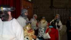 Los Reyes Magos pasean por las calles de Babilafuente antes de repartir los regalos