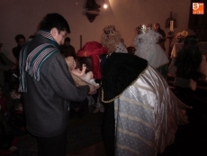 Gran recibimiento a Sus Majestades en la iglesia parroquial de Linares de Riofr&iacute;o