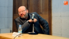 Luis Arturo Guichard guía al público en un paseo por la antigua Alejandría