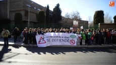 Padres, madres y alumnos secundan la concentración en el IES Torres Villarroel