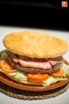 Foto 1 - Café Bar Osiris lanza el reto de la hamburguesa de más de 2 kilos 
