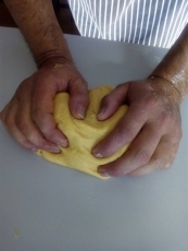 Foto 5 - Cáritas organiza un taller de galletas en el centro de acogida Padre Damián