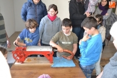 Foto 4 - Los niños aprenden cómo se hace la matanza en el CSA Aldea