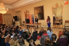 Foto 5 - Alumnos y docentes británicos y del Colegio Calasanz visitan el Ayuntamiento