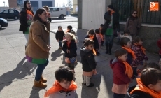 Foto 4 - Los alumnos de la Escuela Infantil, de pasacalles con miembros de charangas