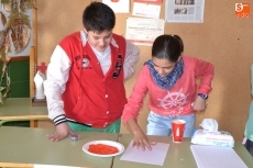 Foto 6 - El IES Fray Diego se suma al Día de la Mano Roja contra los niños-soldado