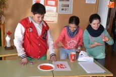 Foto 5 - El IES Fray Diego se suma al Día de la Mano Roja contra los niños-soldado