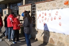 Foto 4 - El IES Fray Diego se suma al Día de la Mano Roja contra los niños-soldado