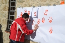Foto 3 - El IES Fray Diego se suma al Día de la Mano Roja contra los niños-soldado