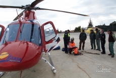 Foto 3 - La nieve obliga a suministrar alimento al ganado en helicóptero