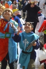Foto 6 - Los niños de la escuela celebran el Carnaval con un mercado medieval solidario