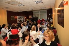 Foto 4 - Solidaridad en torno a la mesa en la cena a favor de la asociación Pyfano
