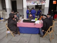 Foto 3 - Veteranía y juventud se dan la mano en la VII Matanza Tradicional de Ledrada