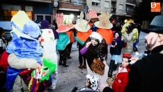 Foto 6 - El colorido carnavalesco ambienta las calles del Barrio del Oeste