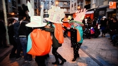 Foto 3 - El colorido carnavalesco ambienta las calles del Barrio del Oeste