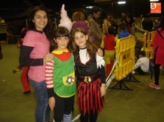 Foto 6 - Cientos de niños han disfrutado de juegos, hinchables y golosinas en la Carnavalada Infantil