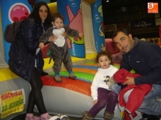 Foto 4 - Cientos de niños han disfrutado de juegos, hinchables y golosinas en la Carnavalada Infantil