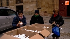 Foto 3 - Los voluntarios participan en el reparto de bocadillos en Anaya