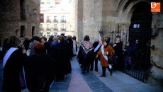 Las mujeres de Salamanca honran a Santa &Aacute;gueda tomando el bast&oacute;n de mando 