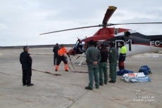 La nieve obliga a suministrar alimento al ganado en helic&oacute;ptero