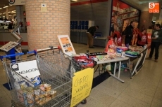 Stand solidario de la Fundación Luna en E.Leclerc para ayudar a los animales