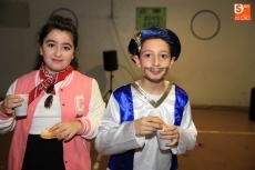 La Fiesta de Carnaval llena de colorido y disfraces el colegio Antonio Machado 