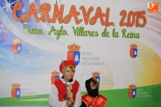 Colorido, m&uacute;sica y buen ambiente en el baile de Carnaval de Villares de la Reina